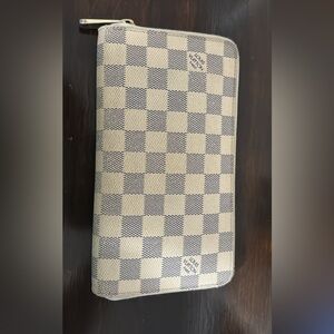 Louis Vuitton Zippy Wallet. Minimal wear on fabric around zipper.